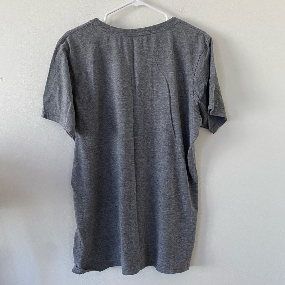 University of Oregon UO Ducks PAC-12 V Neck Gray Tee Shirt Size 3XL - Picture 2 of 3